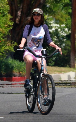  Victoria Justice riding her bike with her boyfriend, actor Ryan Rottman (July 1).