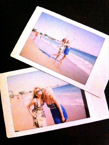 Ye Eun & Yubin snap beach shots in Greece