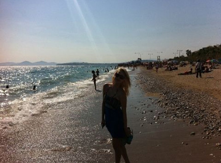  Ye Eun & Yubin snap plage shots in Greece