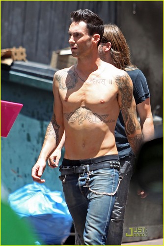  Adam Levine: Shirtless on 'Moves Like Jagger' Video Set!