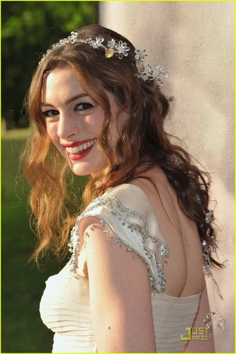  Anne Hathaway: White Fairy Tale l’amour Ball!