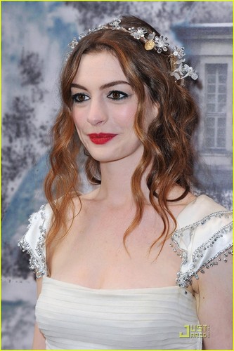 Anne Hathaway: White Fairy Tale Love Ball!