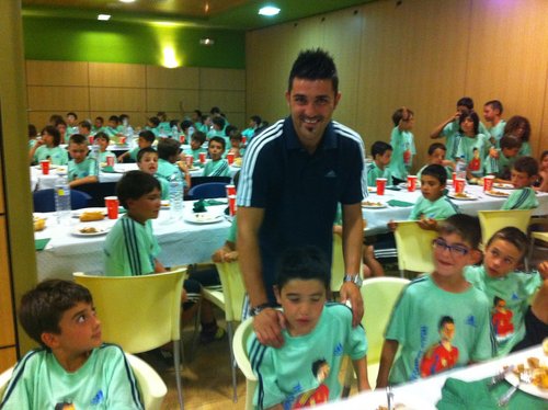  David vila, vivenda, villa having jantar with the kids from his camp