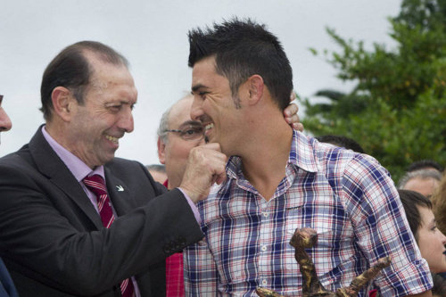  David vila, villa receiving Quini Trophy (July 8, 2011)