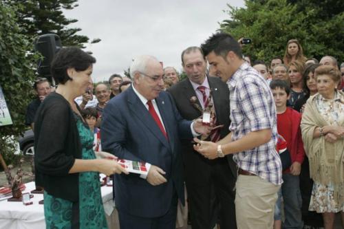  David ولا receiving Quini Trophy (July 8, 2011)