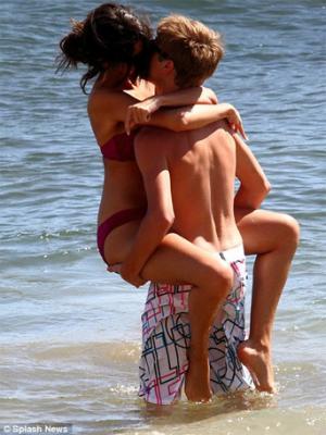  Justin Bieber having a REALLY good time in hawaii with Selena Gomez