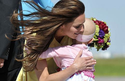  Kate Middleton hugs 6-year-old cancer sufferer and makes her feel so special: Royal Tour Tag 8 video