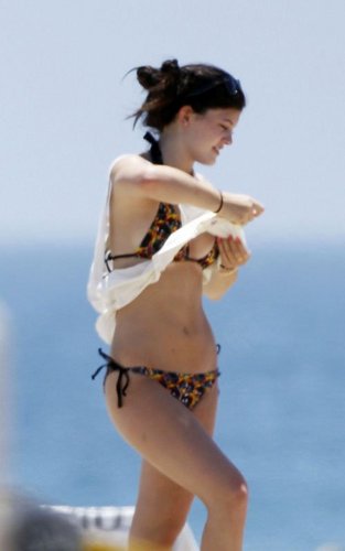  Kylie Jenner at the pantai in Malibu (July 4).