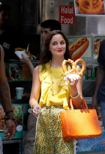  Leighton Meester on the Set of Gossip Girl in NY, July 7