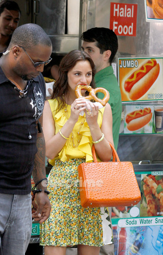 Leighton Meester on the Set of Gossip Girl in NY, July 7