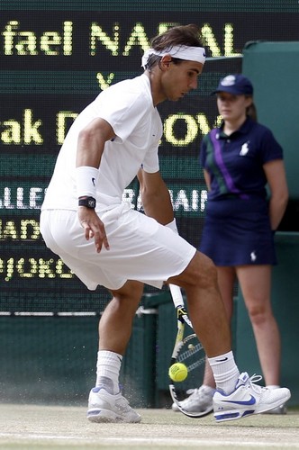  Nadal has a fracture in the foot, might not play up to six weeks