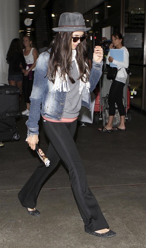  Nina - Arriving at LAX with Ian - July 05, 2011