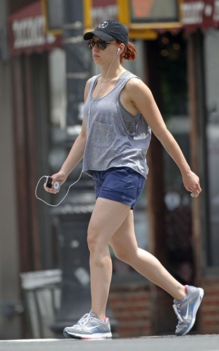  Scarlett Johansson tonen off her red hair and tattoos in NYC (July 6).