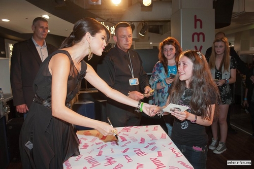  Selena - CD Signing at HMV оксфордский, oxford, оксфорд Circus - July 05, 2011
