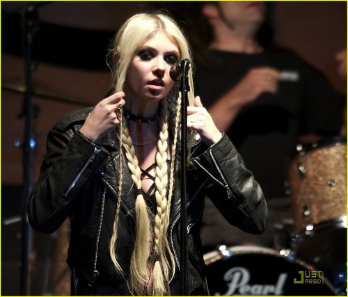  Taylor Momsen: Sala Caracol with The Pretty Reckless!