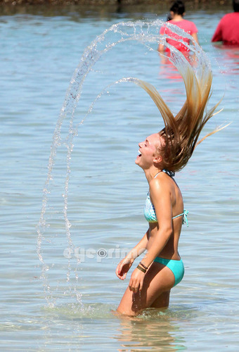  AnnaSophia Robb in a Bikini on the spiaggia in Oahu, Hawaii, July 11