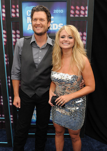 Blake & Miranda - 2010 CMT musique Awards - Red Carpet