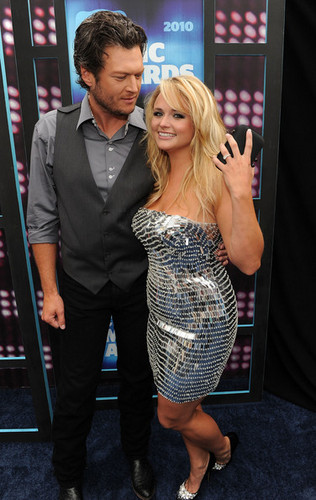  Blake & Miranda - 2010 CMT musique Awards - Red Carpet