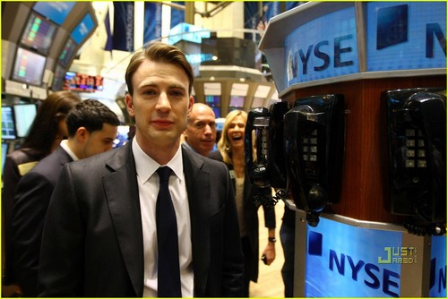  Chris Evans Rings NYSE Opening cloche, bell