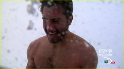  Jake Gyllenhaal: Shirtless on 'Man vs. Wild'!