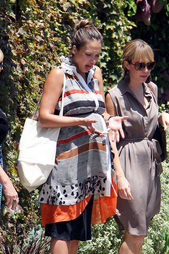  Jessica Alba goes shopping at the Jenni Kayne store with daughter Honor Marie.