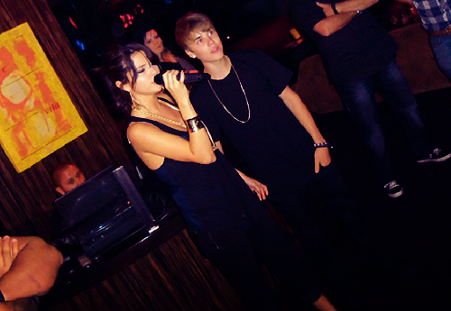  Justin and selena bernyanyi karoke <3