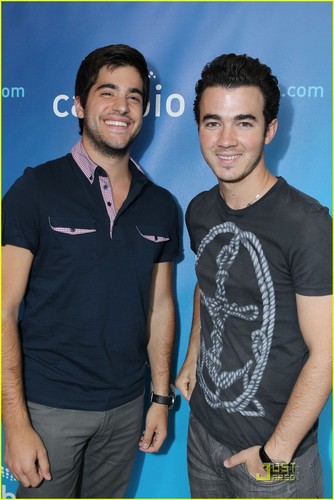  Kevin Jonas: Cambio Chat with Mikey Deleasa (07.12.2011) !!!