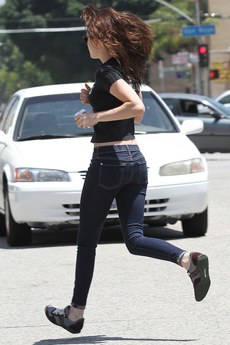  Kristen Stewart getting her passport renewed in mobil van, van Nuys, CA (July 11).