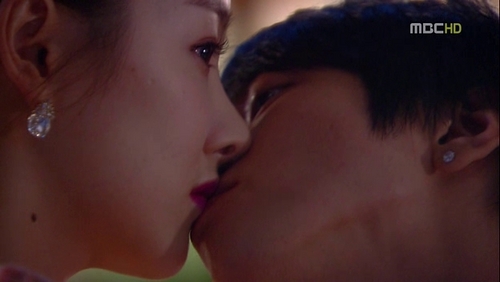  Lee Shin & Jung Yoon Soo kiss!