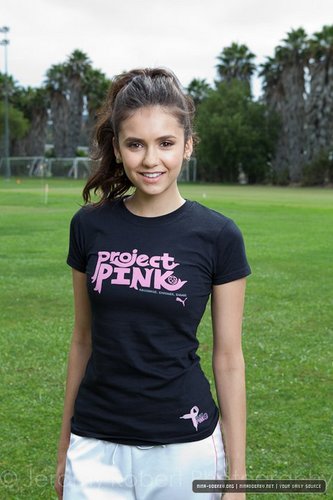  Nina Dobrev - roze Project Puma Breast Cancer Awareness