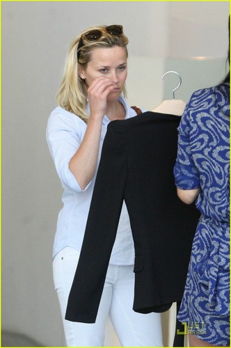  Reese Witherspoon: Vanessa Bruno Shopping Spree!