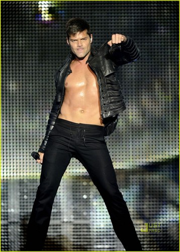  Ricky Martin Bares Chest at 音乐会