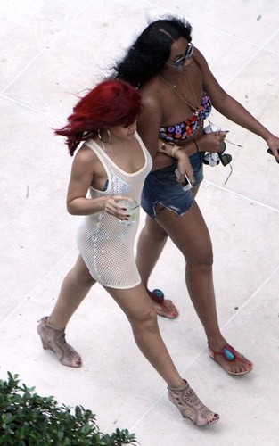  Rihanna with her mga kaibigan in Miami (July 13).