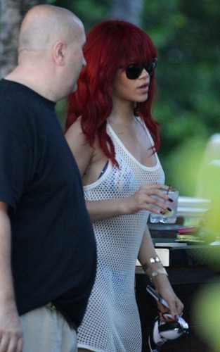  Rihanna with her mga kaibigan in Miami (July 13).