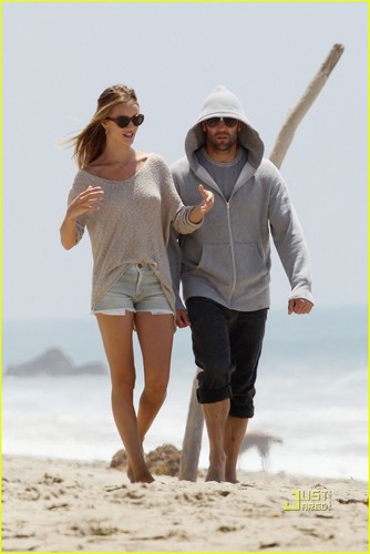  Rosie Huntington-Whiteley & Jason Statham: Seaside Stroll