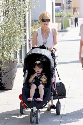  Sarah and 夏洛特 - Out in Brentwood, California