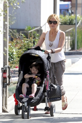  Sarah and شارلٹ - Out in Brentwood, California