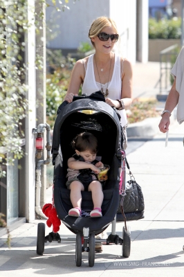  Sarah and 夏洛特 - Out in Brentwood, California