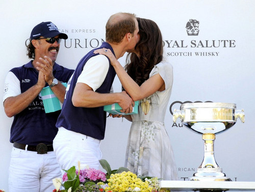  Will and Kate's Polo Challange kiss