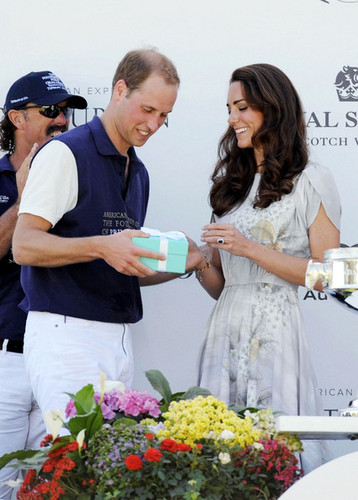  Will and Kate's Polo Challange Ciuman