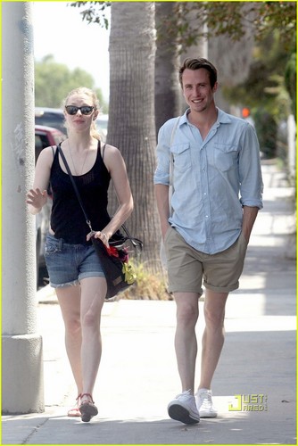  Amanda Seyfried Hits the ビーチ with a Guy Friend