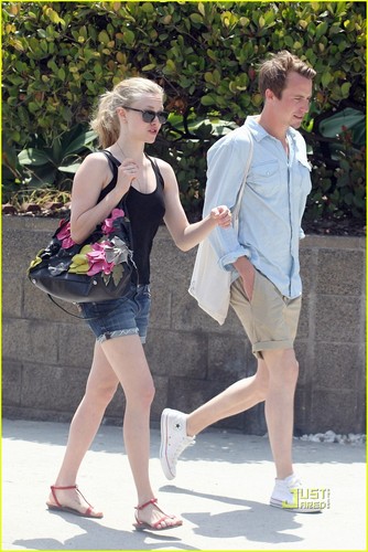  Amanda Seyfried Hits the strand with a Guy Friend
