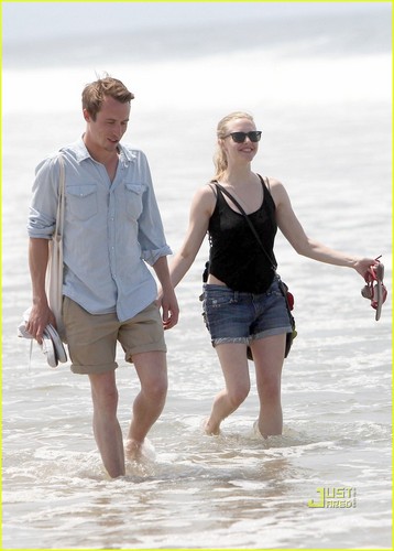  Amanda Seyfried Hits the 海滩 with a Guy Friend