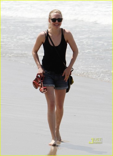  Amanda Seyfried Hits the пляж, пляжный with a Guy Friend