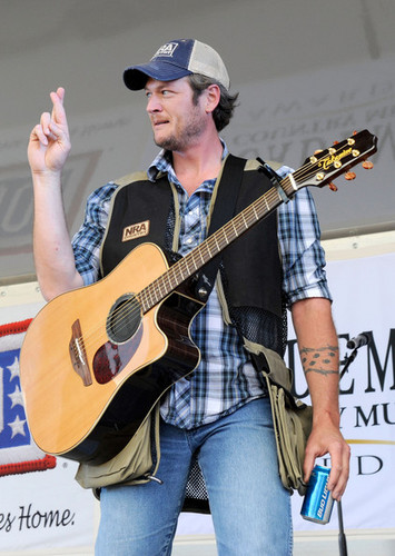  Blake Shelton - 46th Annual Academy Of Country Music Awards - USO konsiyerto