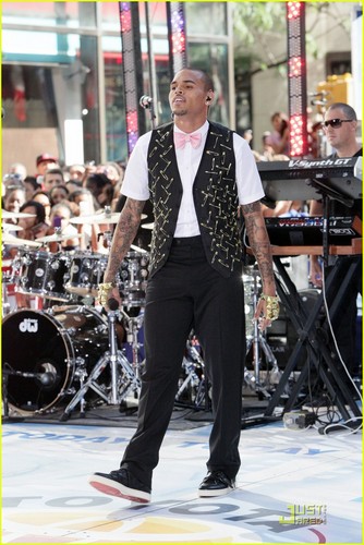  Chris Brown Performs for 18,000 fans on 'Today'