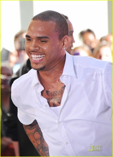  Chris Brown Performs for 18,000 fans on 'Today'