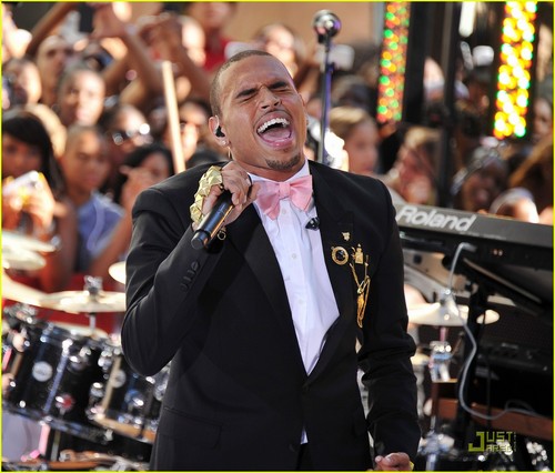  Chris Brown Performs for 18,000 অনুরাগী on 'Today'
