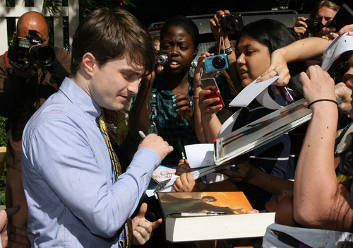  Daniel Signing Autographs after the Today 显示 (07.14.11) HQ