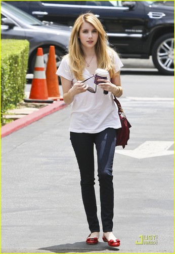  Emma Roberts picks up a cup of coffee from Coffee 豆 & お茶, 紅茶 Leaf in Los Angeles